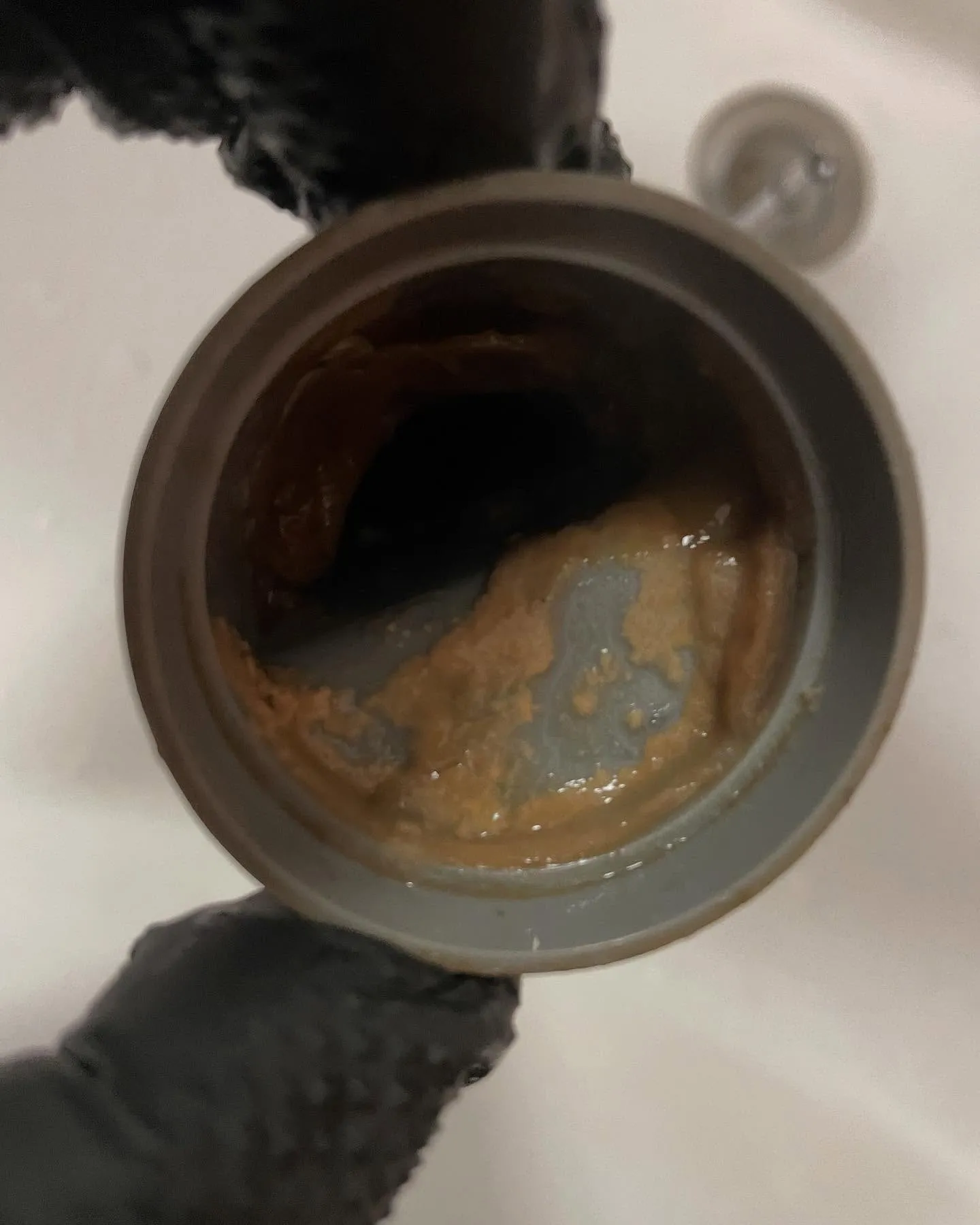 洗濯機の重要な部分である洗濯排水口トラップは、下水道の臭いや...