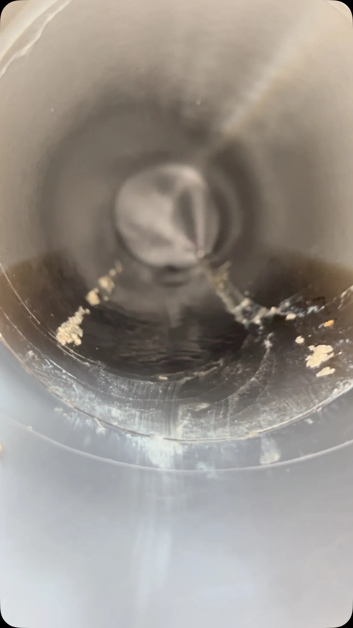 洗浄作業中のノズルに注目！高圧水がパイプにこびり付いた汚れを...