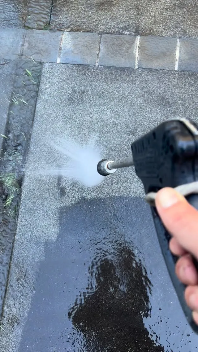 高圧洗浄機は家庭や業務用の清掃において非常に便利なツールです...